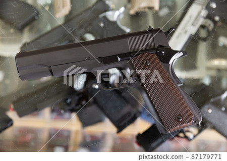 Pistol over shocase 87179771