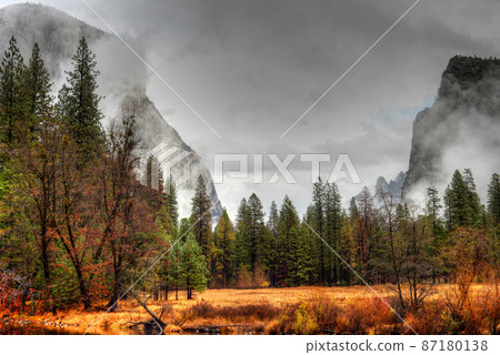 Yosemite Valley 87180138