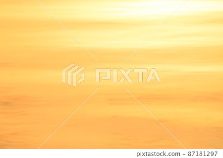 初升的太陽反射的水面 87181297