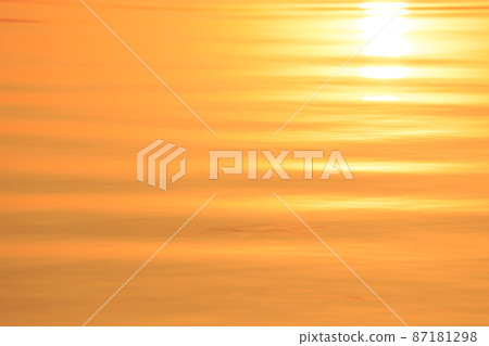 初升的太陽反射的水面 87181298