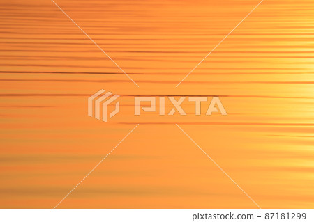 初升的太陽反射的水面 87181299