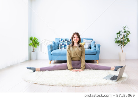 在家上瑜伽課的年輕女子 在家上瑜伽課的年輕女子 87183069