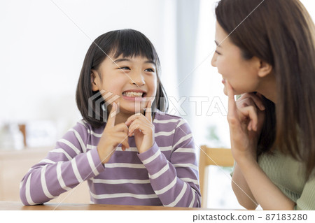 向母親展示牙齒的女孩 87183280