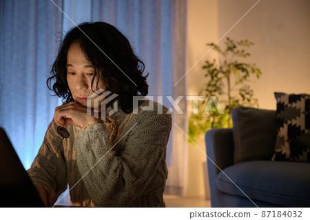 熬夜等待導演回复的設計師 87184032