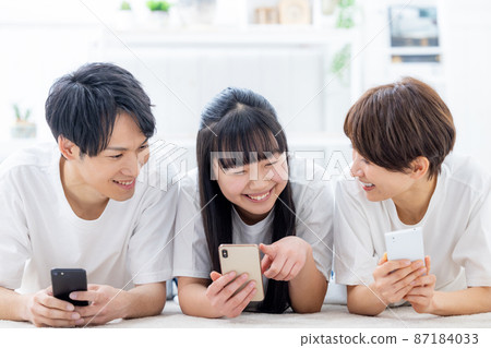 Watching a smartphone with my family Watching a smartphone with my family 87184033