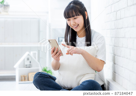 Smartphone junior high school student home Smartphone junior high school student home 87184047
