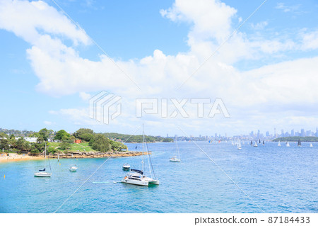 Beautiful sea and blue sky at Camp Cove Beach Beautiful sea and blue sky at Camp Cove Beach 87184433