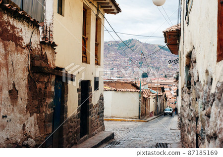 Old narrow street in the center of Cusco Peru 87185169