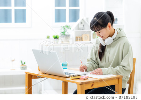 在線課程的女孩 87185193