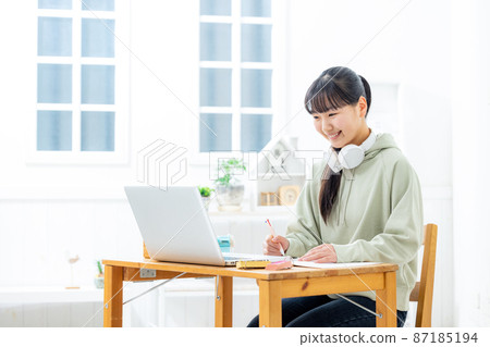 在線課程的女孩 87185194