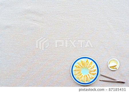 Light beige matte and Gyoza miniature on the bottom right 87185431