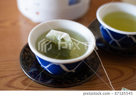 在溫泉旅館的房間裡泡的茶 87185545