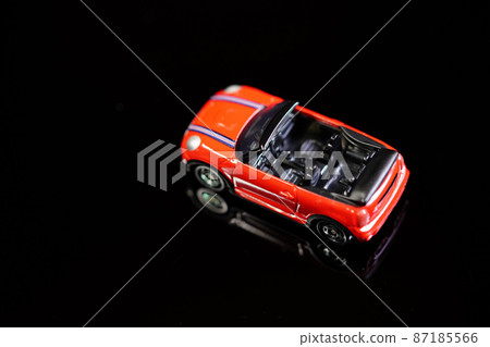 鏡子上的汽車縮影 87185566