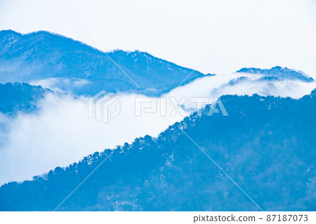 是烏南鎮的風景，一盆雲海。有著名的團橋峽。霧粒子創造了點畫法的圖像。島根縣 87187073