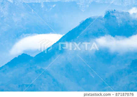 It is the scenery of Onan Town, a basin of a sea of clouds. There is the famous Dangyokei Gorge. The fog particles create the image of pointillism. Shimane Prefecture 87187076