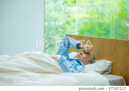 臥室裡的老人 87187127