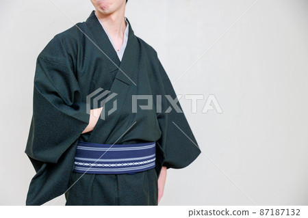 一個穿著和服的男人，右手插在口袋裡（沒有臉） 87187132