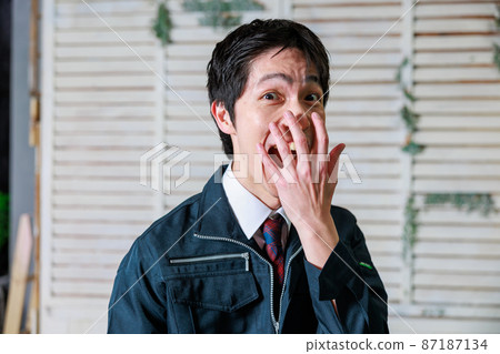 上班族穿著工作服嘲諷 上班族穿著工作服嘲諷 87187134