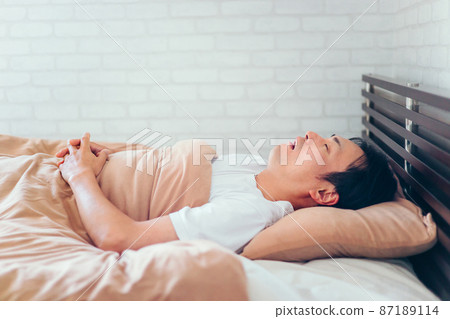 A man who sleeps with his mouth open 87189114