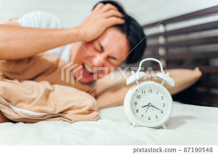Oversleeping man (surprise / shock) 87190548
