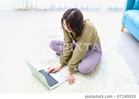 在家上瑜伽課的年輕女子 在家上瑜伽課的年輕女子 87190928