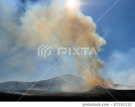 阿蘇和草知裡浜露天焚燒，濃煙滾滾（熊本縣） 87191132