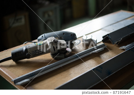 Deburring work with grinder Deburring work with grinder 87191647