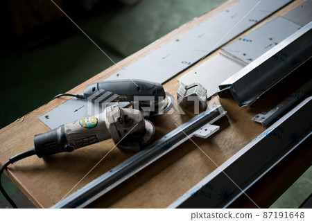 Deburring work with grinder Deburring work with grinder 87191648