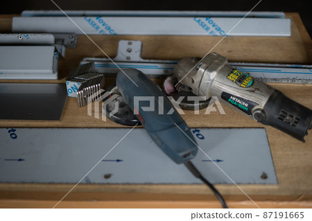 Deburring work with grinder 87191665