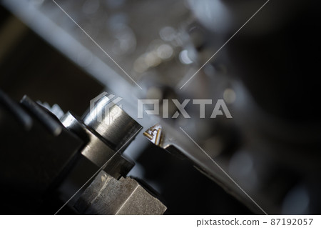 用車床加工零件 87192057