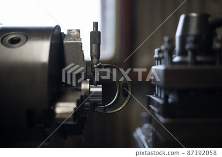 用千分尺測量加工尺寸 87192058