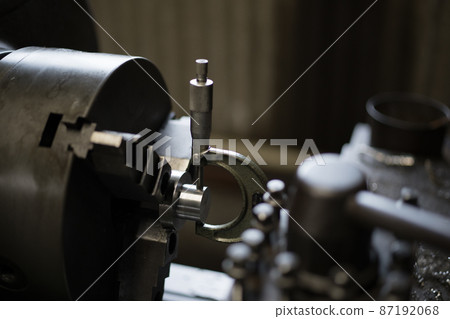 用千分尺測量加工尺寸 用千分尺測量加工尺寸 87192068