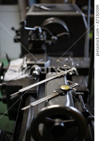 Measure dimensions with caliper Measure dimensions with caliper 87192086