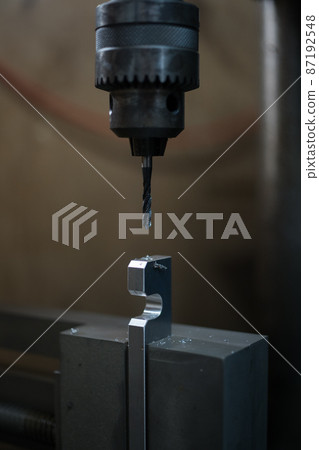 Tapping process with tapping machine 87192548