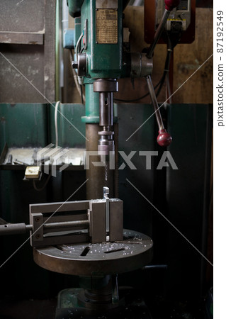 Drilling with a drilling machine 87192549