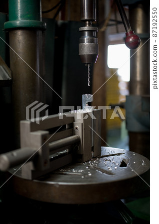 Drilling with a drilling machine 87192550