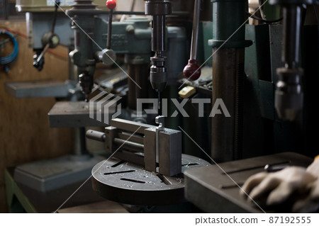 用鑽孔機鑽孔 87192555