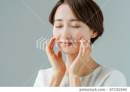 Middle female moisturizing beauty cheeks Middle female moisturizing beauty cheeks 87192940