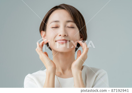 Middle female moisturizing beauty cheeks Middle female moisturizing beauty cheeks 87192941