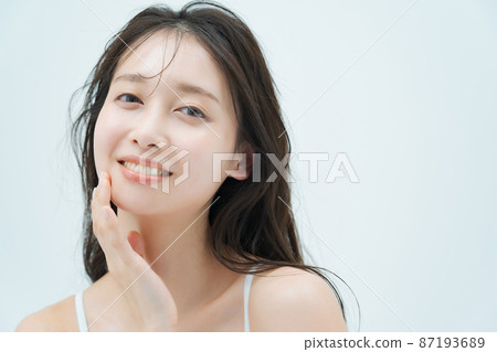Beauty image with a moist atmosphere 87193689