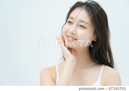 具有濕潤氣息的美麗形象 87193703