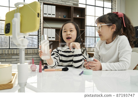 Children, beauty, YouTube, YouTuber, elementary school student, smartphone, cosmetics, home, elementary school, school, Korean 87193747
