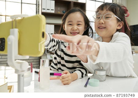 Children, beauty, YouTube, YouTuber, elementary school student, smartphone, cosmetics, home, elementary school, school, Korean 87193749