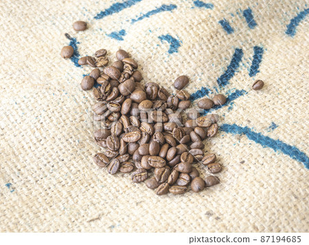 Lightly roasted Sakura Bourbon coffee beans 87194685