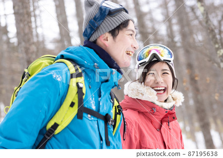 享受雪鞋的夫婦 87195638