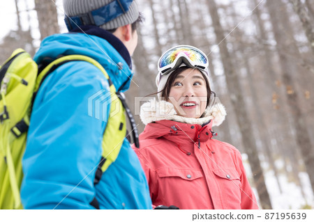 享受雪鞋的夫婦 87195639