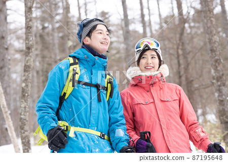Couple enjoying the snowy mountains 87195648