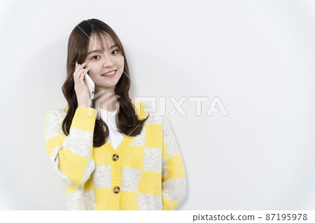 Woman using a smartphone 87195978