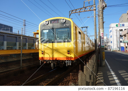 Train to Nishi-Kuwana Station on the Sangi Railway Hokusei Line 87196116