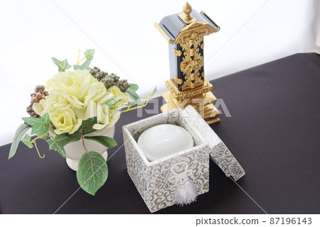 Urn mortuary tablets and flower arrangements for memorial service at hand 4 87196143